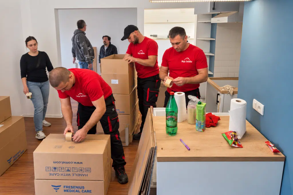Radnici Moja Selidba pakuju i pripremaju kutije za transport