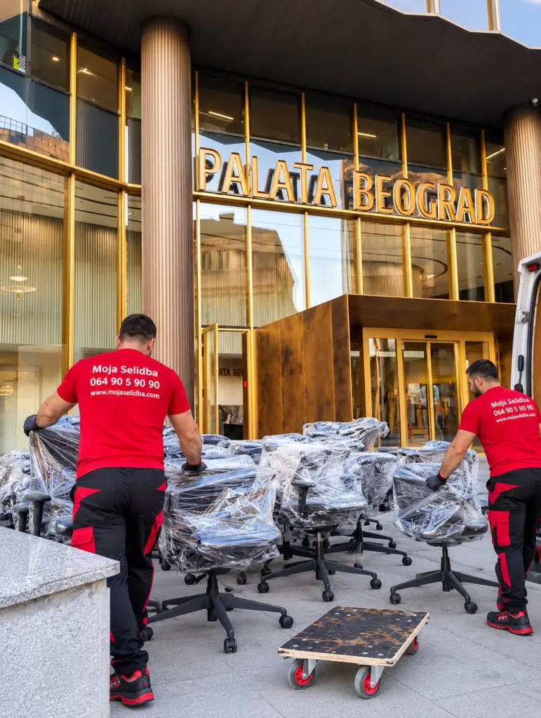 Radnici Moja Selidba prenose zaštićene kancelarijske stolice ispred Palate Beograd