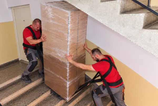 Nošenje zaštićenog nameštaja tokom selidbe u Beogradu