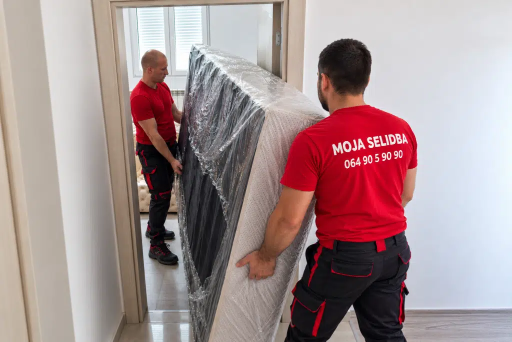 Radnici Moja Selidba pažljivo prenose zaštićen nameštaj kroz vrata tokom selidbe