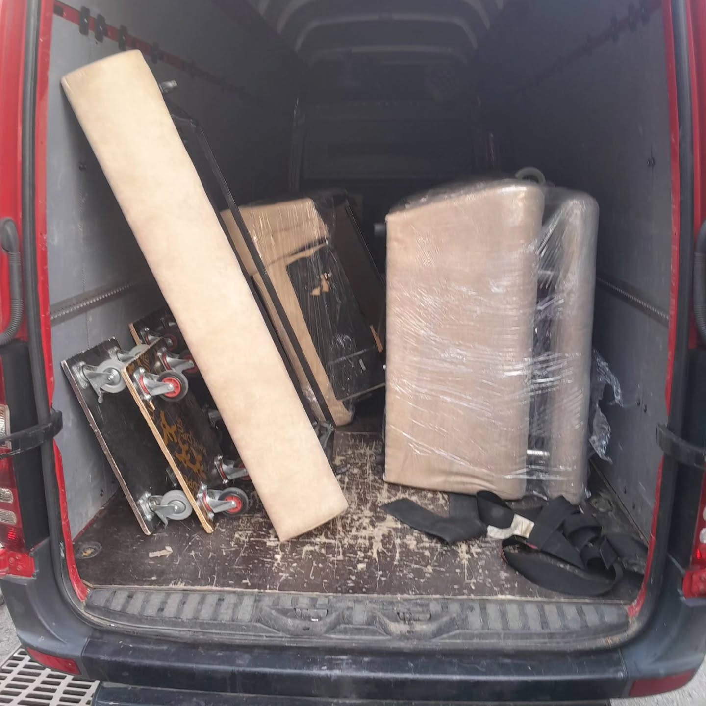 Moja Selidba pruža profesionalne usluge prevoza nameštaja u Beogradu, uz organizovan utovar, transport i istovar. Bilo da prevozite jedan komad nameštaja …