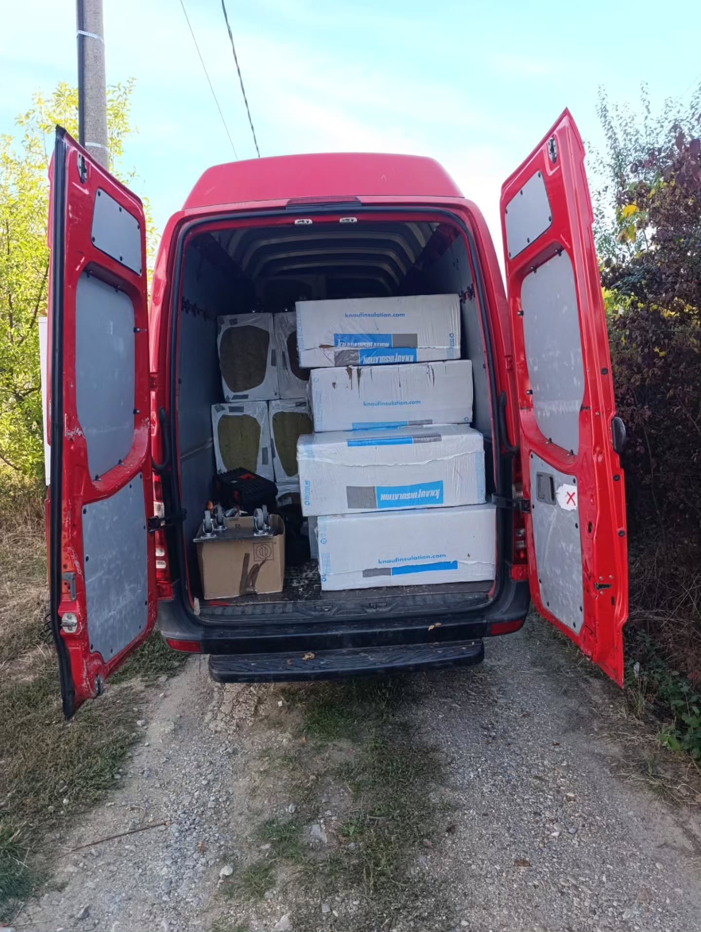 Pored selidbi, obavljamo i prevoz građevinskog materijala na gradilišta, kućne adrese i poslovne objekte. Organizujemo utovar, siguran transport i istovar…