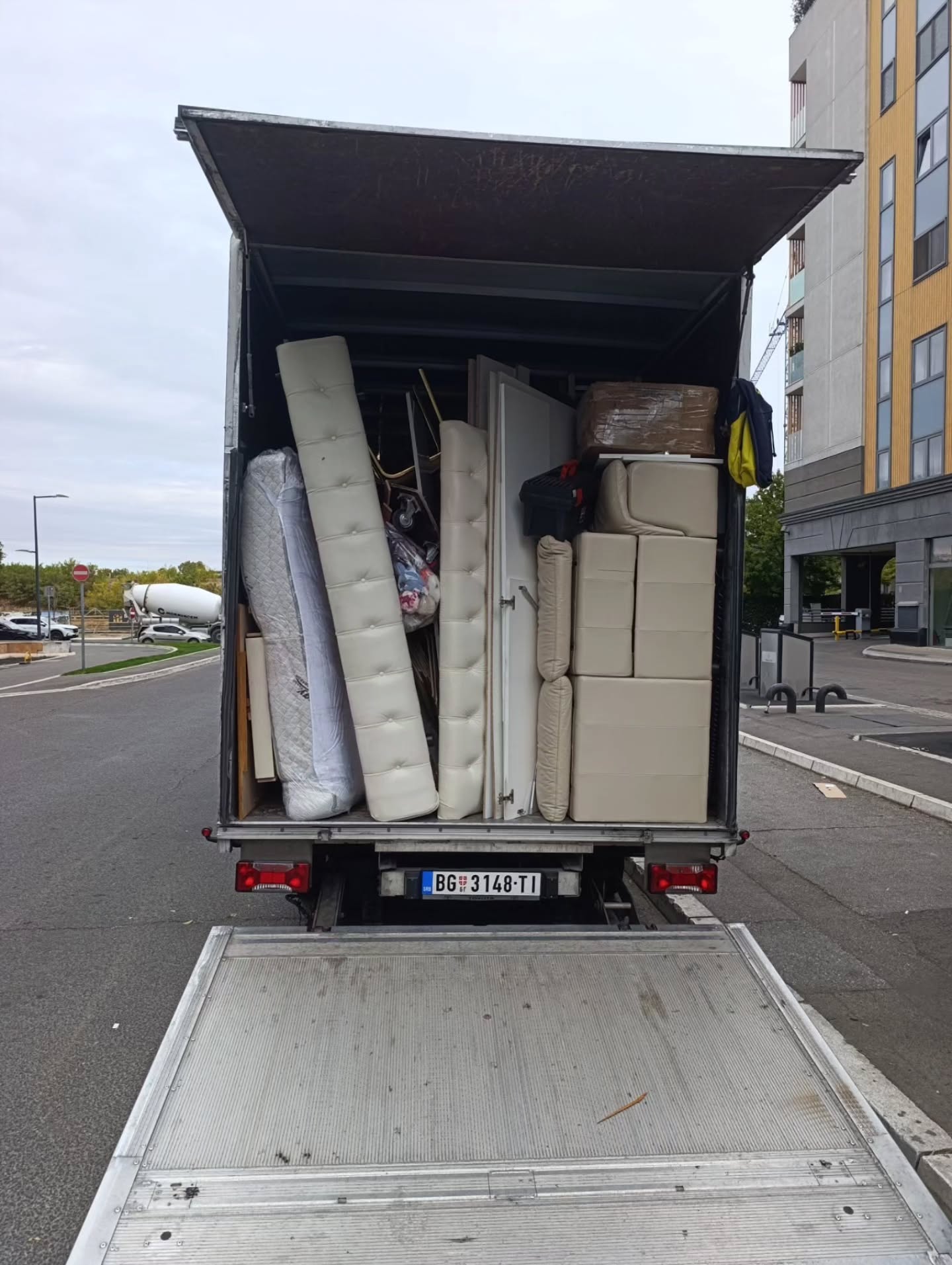 Selidbe stanova u Beogradu organizujemo brzo, pažljivo i profesionalno. Iskusni radnici obavljaju utovar, transport, istovar, demontažu i montažu nameštaj…