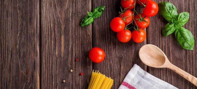 paradajz, varjača i špagete
