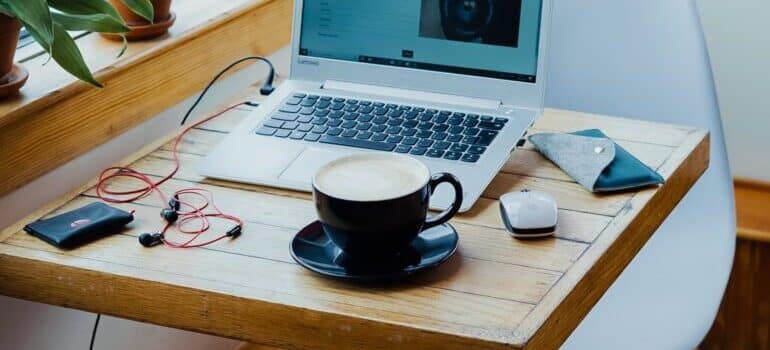 Laptop i kafa u kafiću
