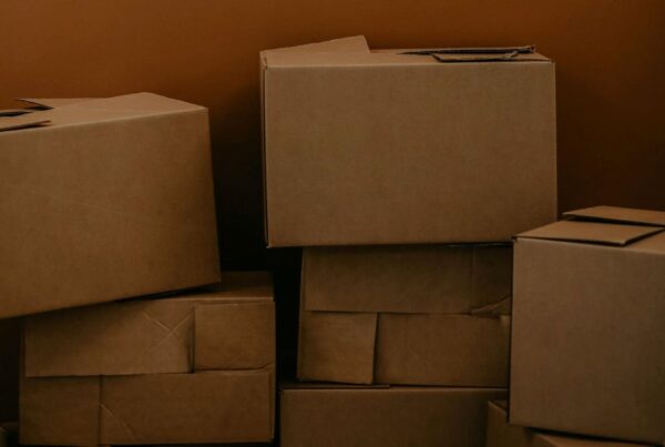 Mnogo neraspakovanih kutija koje podsećaju ne treba da odugovlačite s raspakivanjem